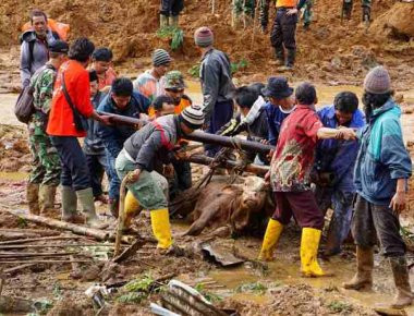 Ινδονησία: Φονική κατολίσθηση «κατάπιε» σπίτια και ανθρώπους - Ένας νεκρός και 28 αγνοούμενοι